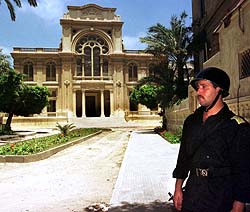 a policeman guarding Eliyahou ha Nabi synagogue